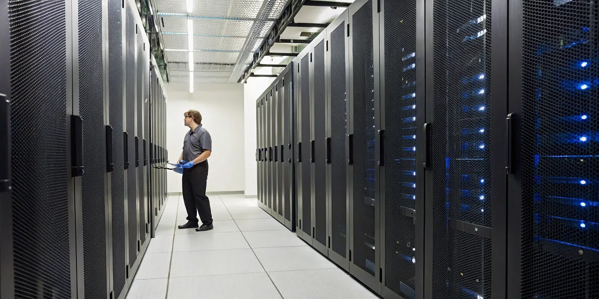 how-to-clean-a-server-room-a-pros-guide-865245 How to clean a server room: a technician carefully wipes down a server rack with an anti-static cloth.